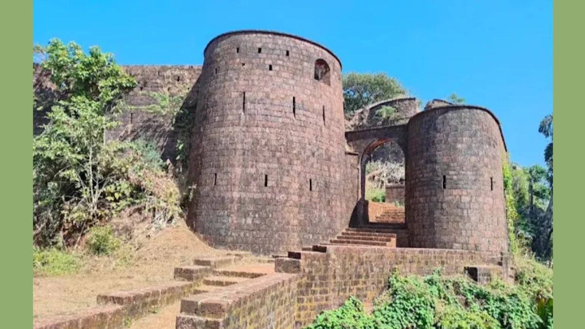 Yashwantgad Fort / Redi Fort